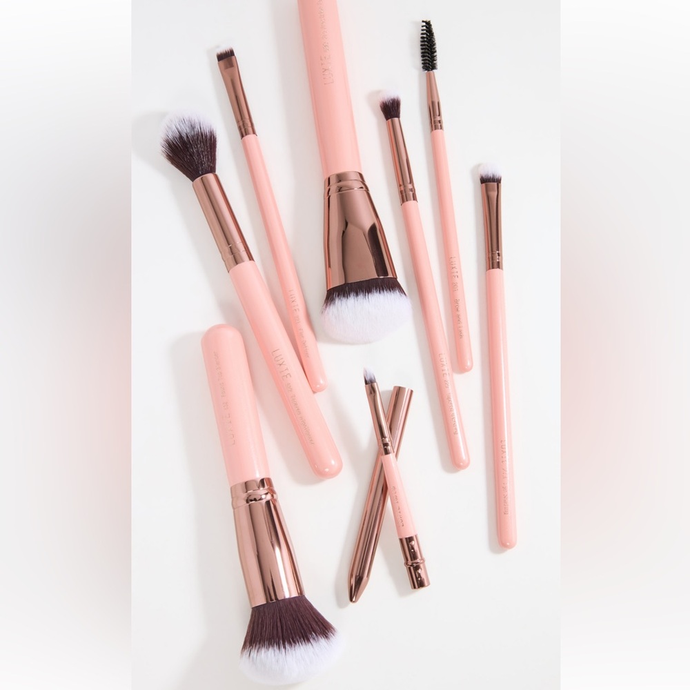NWT and NIB Luxie complete face brush set in rose gold color. - Picture 2 of 8